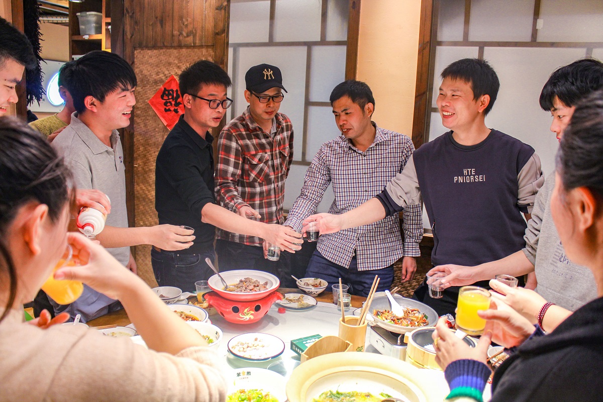 震儀聚餐 |  因為敬業，才有服務水平不斷提升和行業中的口碑