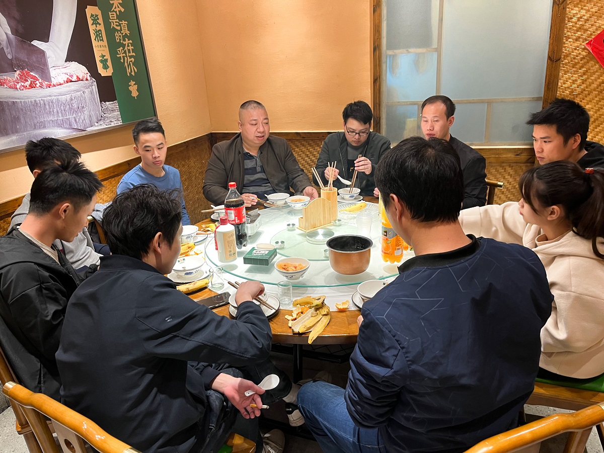 震儀聚餐 |  因為敬業，才有服務水平不斷提升和行業中的口碑