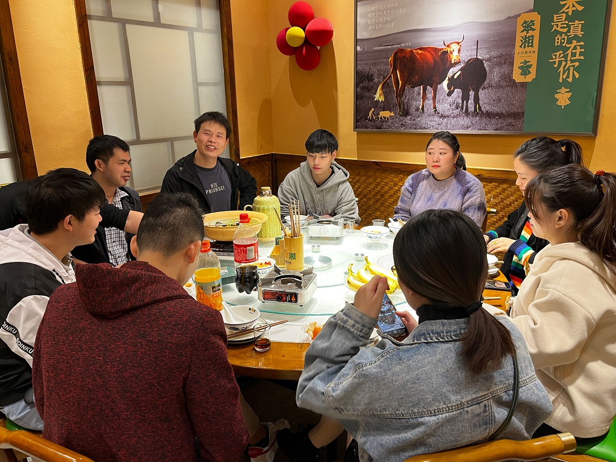 震儀聚餐 |  因為敬業，才有服務水平不斷提升和行業中的口碑