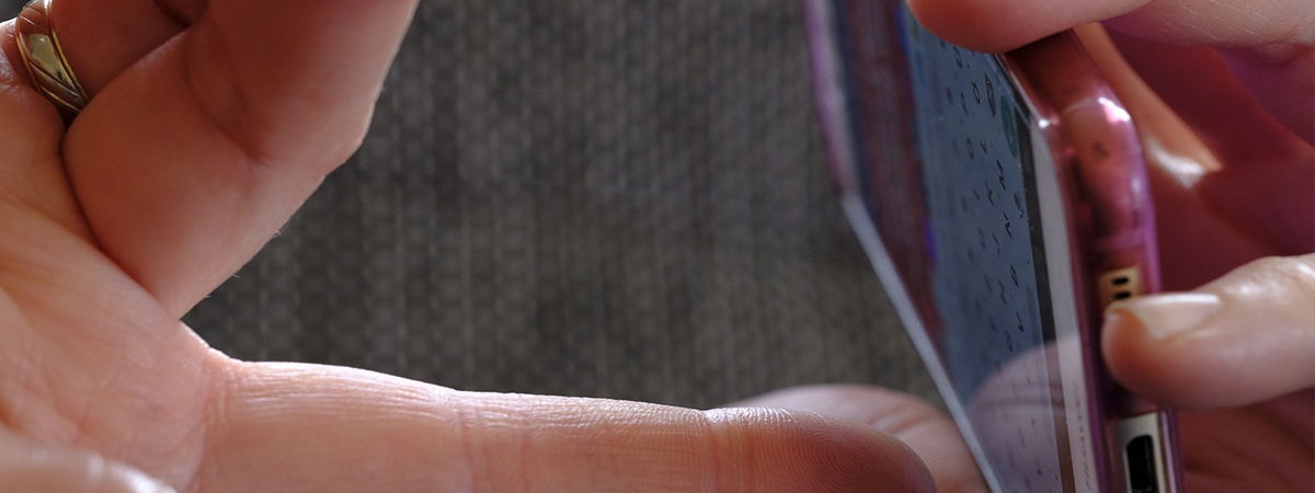 What are the adverse effects of fingerprints generated when using electronic products? How to avoid